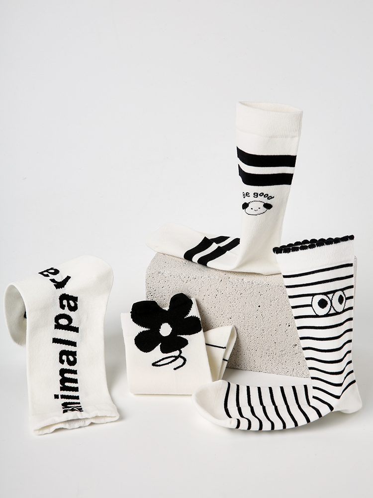 LL Socks Women Crew Socks Black and White Classic Ruffle Turn-cuff Letter Socks 5 Pairs