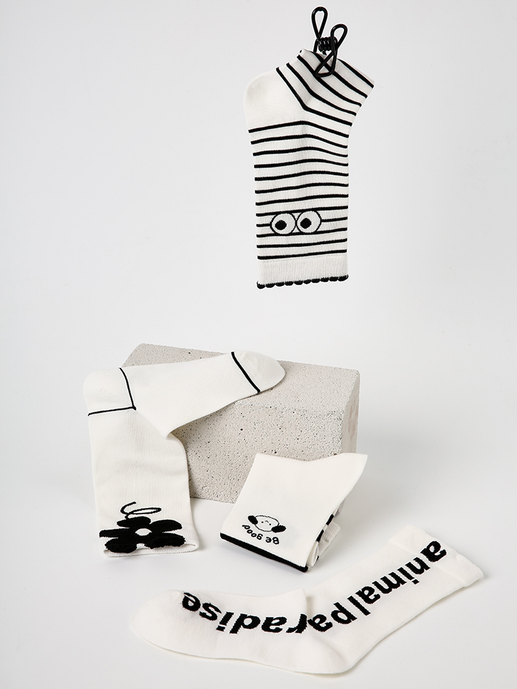 LL Socks Women Crew Socks Black and White Classic Ruffle Turn-cuff Letter Socks 5 Pairs