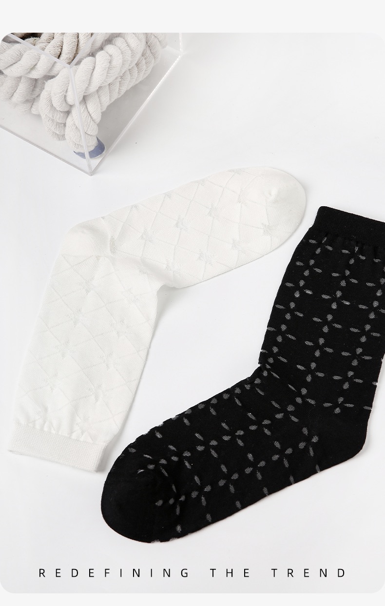 LL Socks Women Crew Socks Either Black or White Geometry Stripes Best Girlfriend Socks 5 Pairs
