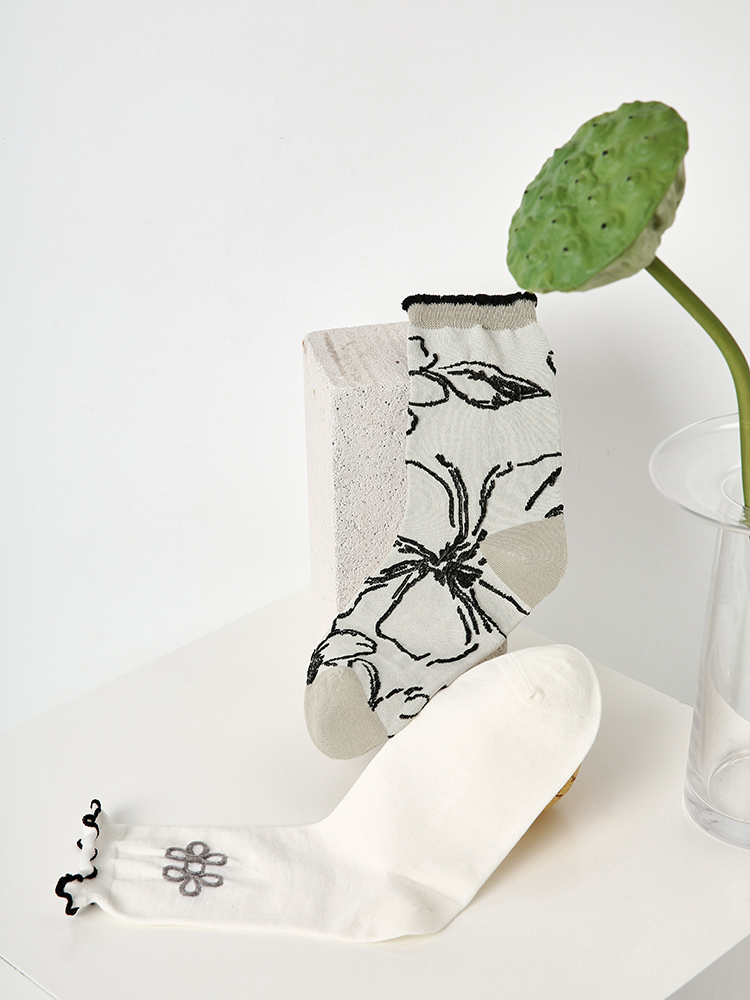 LL Socks Women Crew Socks Listen the Wind Chimes Black Floral Pattern Socks 5 Pairs