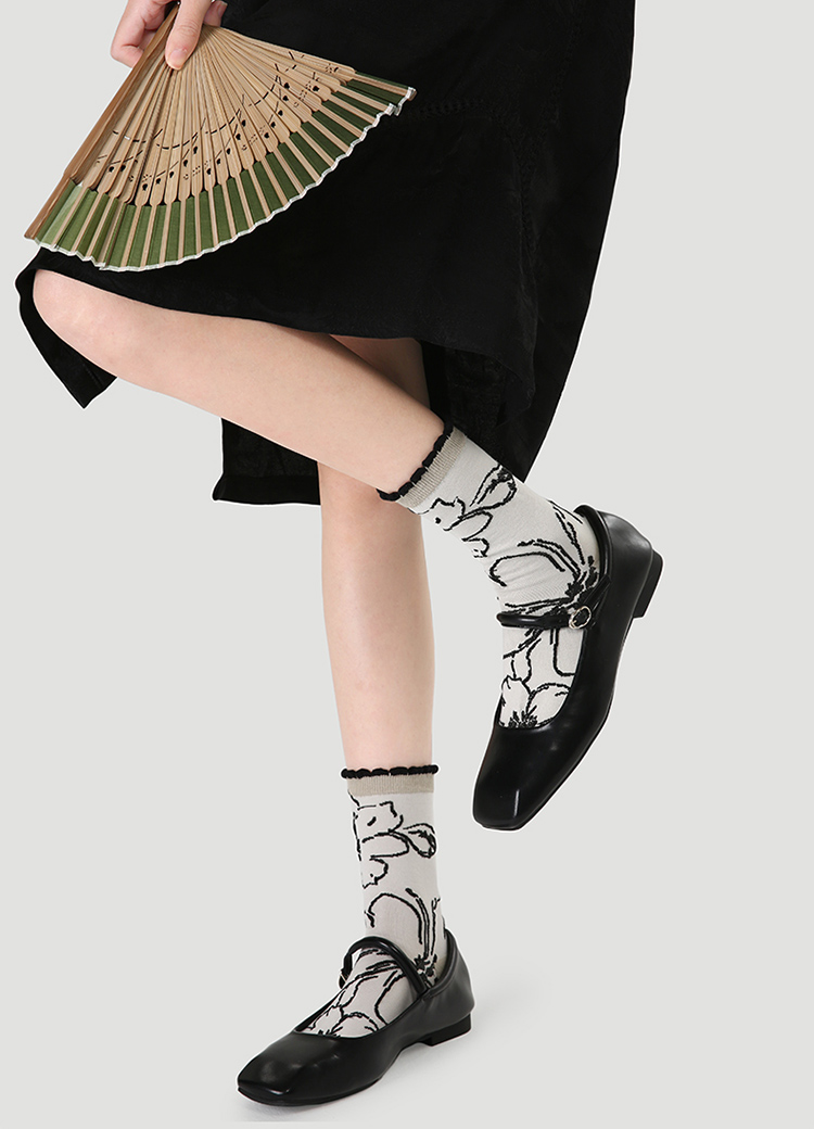 LL Socks Women Crew Socks Listen the Wind Chimes Black Floral Pattern Socks 5 Pairs