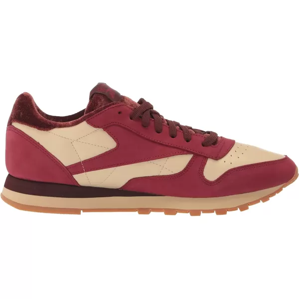 imageReebok Unisex Classic Leather SneakerTriredStrawBrnsie