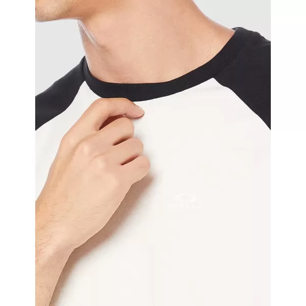 imageOakley Mens Relax Raglan 34 TeeOff WhiteBlack