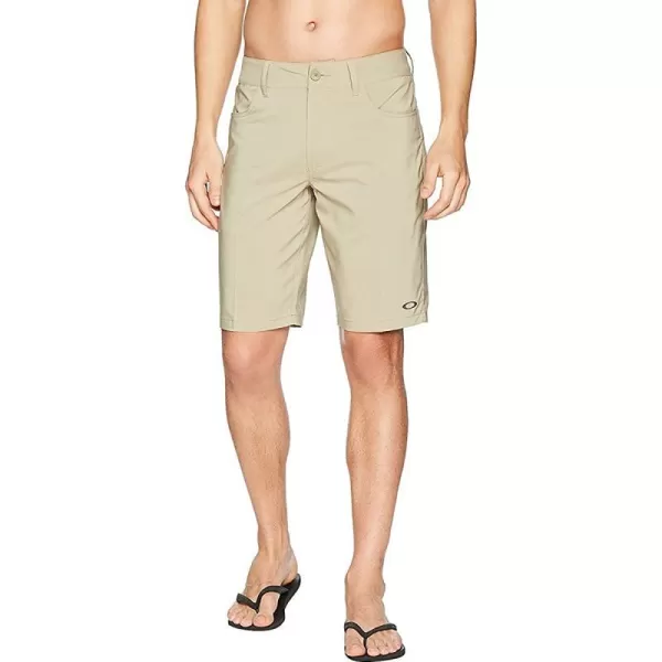 imageOakley Mens Base Line Hybrid 21Inch ShortsRye
